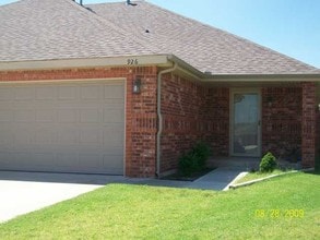 900-926 SW 37th St in Moore, OK - Foto de edificio - Building Photo