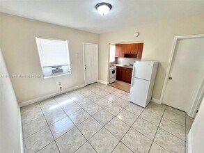 698 NE 85th St in Miami, FL - Foto de edificio - Building Photo