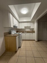 890 NW 39th St in Oakland Park, FL - Foto de edificio - Building Photo