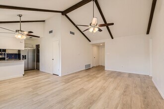 402 Wood Bine Dr in Austin, TX - Building Photo - Building Photo