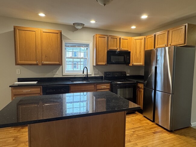 286 Lincoln Ave, Unit #1 in Saugus, MA - Foto de edificio - Building Photo