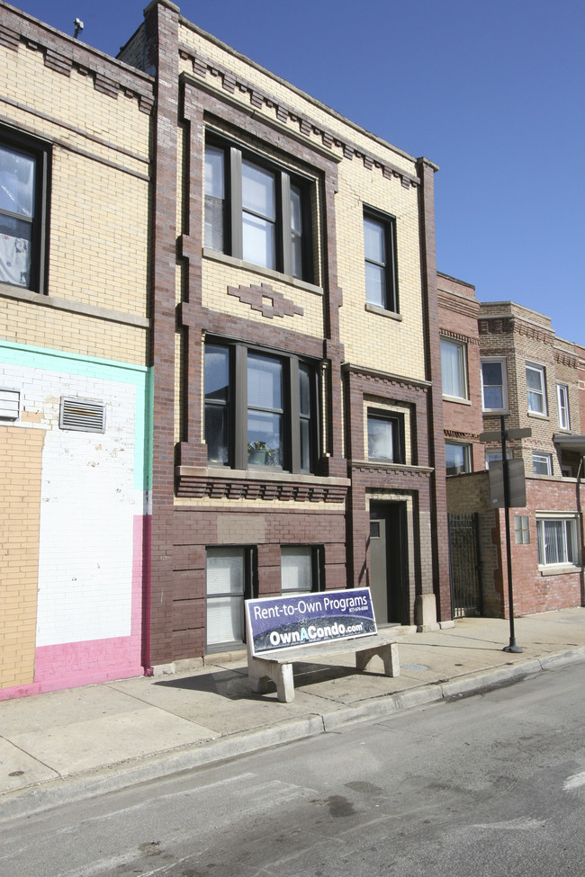 3554 W Diversey Ave in Chicago, IL - Foto de edificio - Building Photo