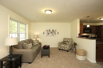 Hidden Oak Way in Manchester, NH - Building Photo - Interior Photo
