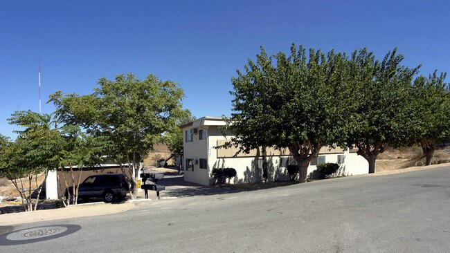 15747 Sueno Ln in Victorville, CA - Foto de edificio - Building Photo