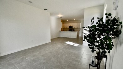 4949 Peacock Wy in Dania Beach, FL - Building Photo - Building Photo