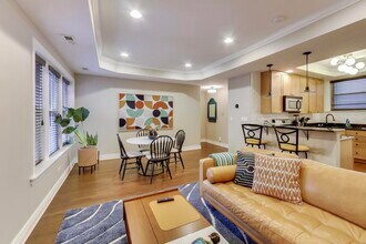 528 W Cornelia Ave in Chicago, IL - Building Photo - Building Photo