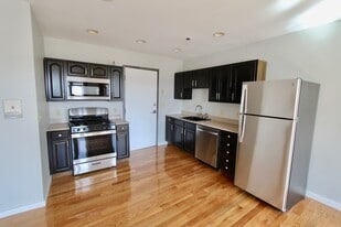 327 Main St in Fitchburg, MA - Building Photo