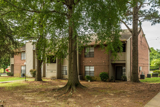 Stonegate Apartments in Memphis, TN - Building Photo - Building Photo