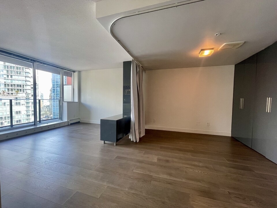 1325 Rolston St in Vancouver, BC - Building Photo