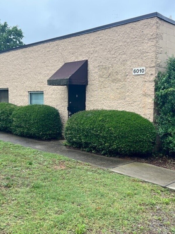 6010 McDaniel Ln in Charlotte, NC - Building Photo - Building Photo
