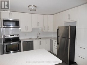 2 Laurie Ct in Ottawa, ON - Building Photo - Building Photo