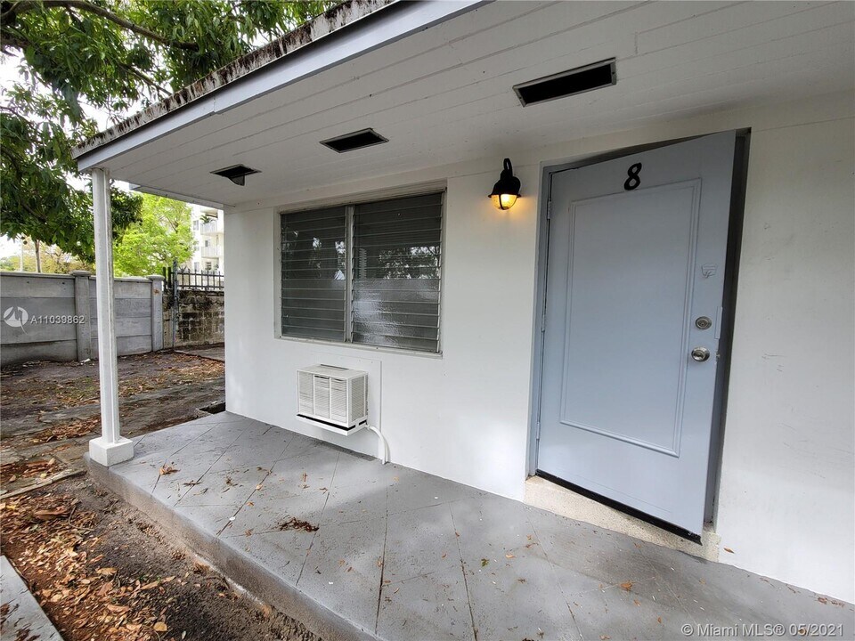 696 NE 85th St-Unit -8 in Miami, FL - Building Photo
