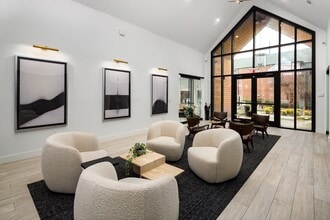 Wesley St. Claire Apartments at Lawrenceville in Lawrenceville, GA - Foto de edificio - Building Photo