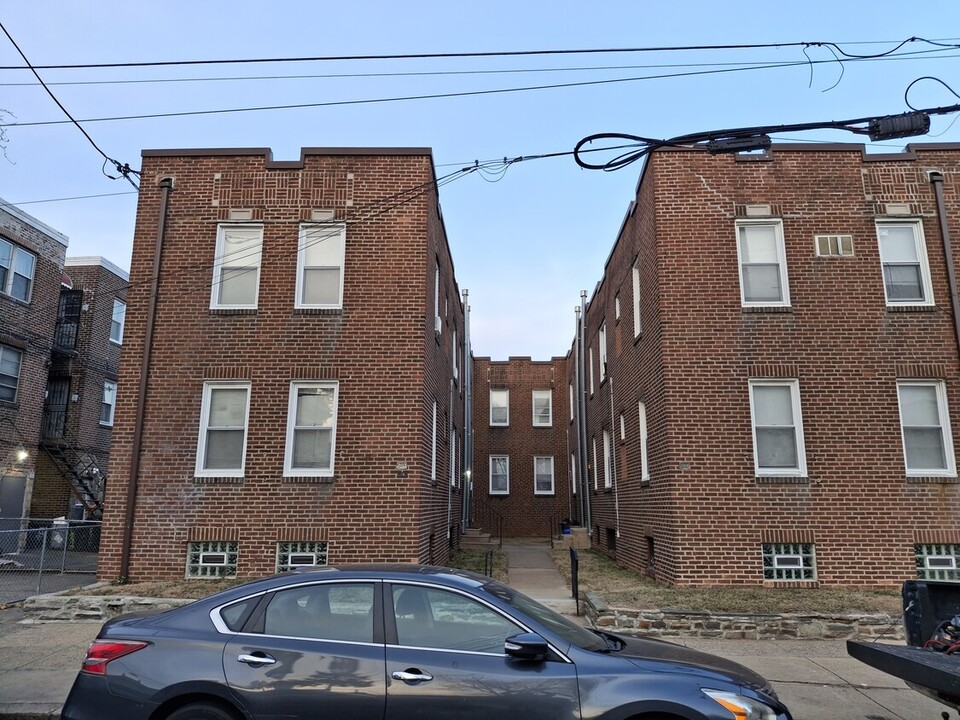 511-513 Gilham St in Philadelphia, PA - Building Photo