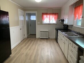 8 Walnut St, Unit First Floor in Rochester, NH - Building Photo - Building Photo