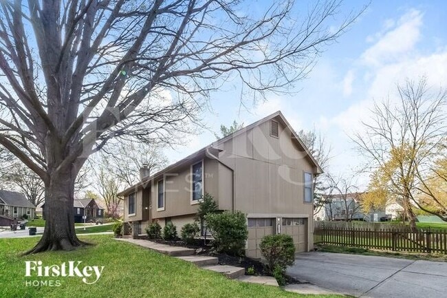 6704 NW Mirror Lake Terrace in Kansas City, MO - Building Photo - Building Photo