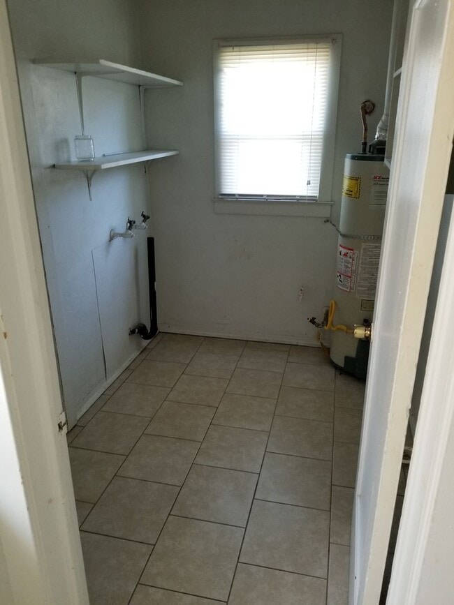323 Neville St in Hanford, CA - Building Photo - Building Photo