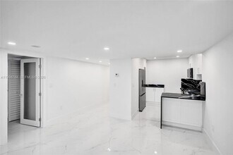3625 N Country Club Dr in Aventura, FL - Building Photo - Building Photo