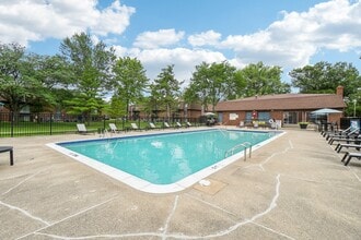 Drawbridge Apartments East in Harrison Township, MI - Foto de edificio - Building Photo