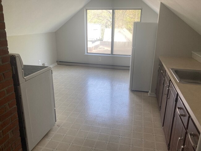 93 Greenwood Ave, Unit Third Floor in Bethel, CT - Foto de edificio - Building Photo