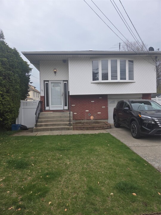 96 Cameron Ave in Hempstead, NY - Building Photo