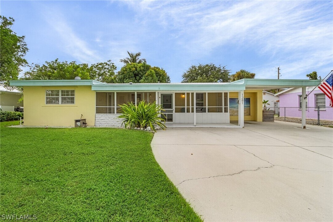 1281 10th St N in Naples, FL - Building Photo