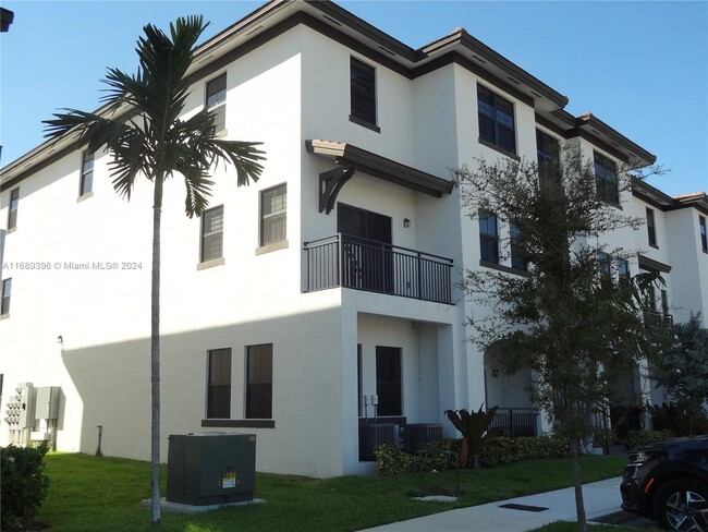 15650 SW 136th St in Miami, FL - Foto de edificio - Building Photo