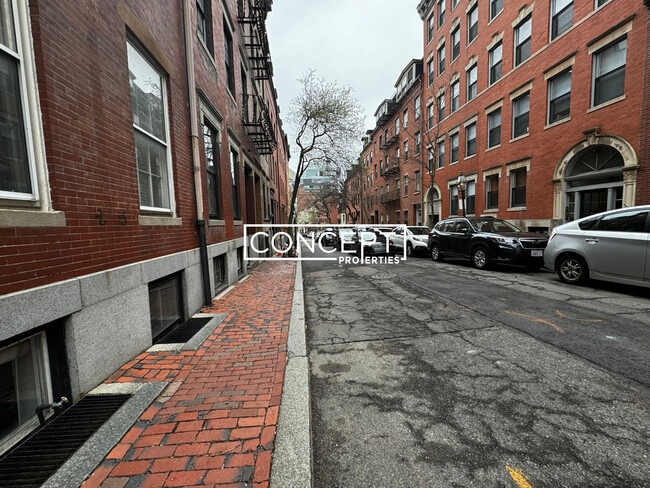 62 W Cedar St in Boston, MA - Building Photo - Building Photo