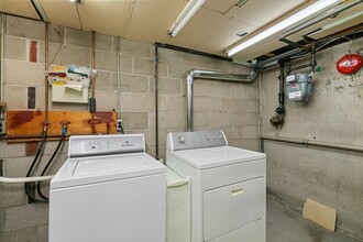 134 Warren St, Unit 1 in Revere, MA - Foto de edificio - Building Photo