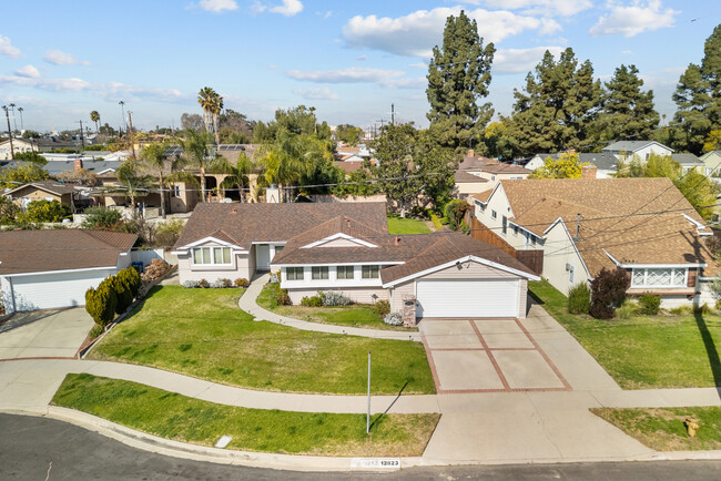 12823 Delano St in Los Angeles, CA - Building Photo - Building Photo