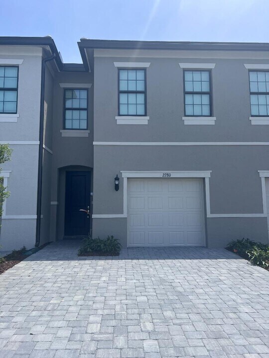 2280 Appleton Cir S in Oakland Park, FL - Foto de edificio