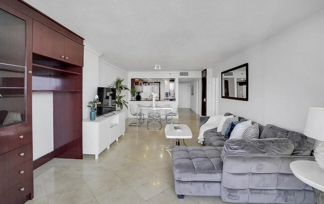 1717 N Bayshore Dr in Miami, FL - Building Photo - Building Photo