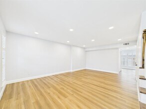 10380 Briar Forest Dr in Houston, TX - Building Photo - Building Photo