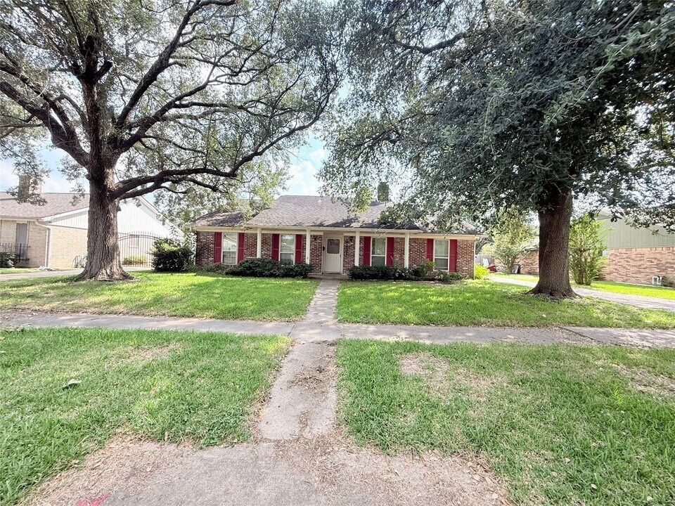 9231 Stroud Dr in Houston, TX - Building Photo
