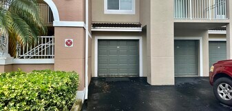 6530 Emerald Dunes Dr in Royal Palm Beach, FL - Building Photo