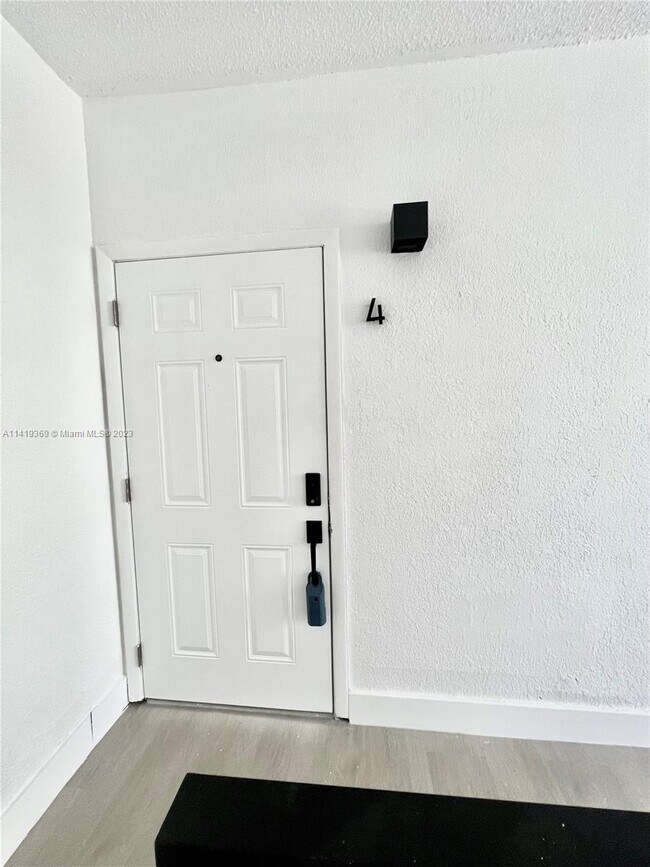 1376 NW 35th St-Unit -4 in Miami, FL - Building Photo - Building Photo