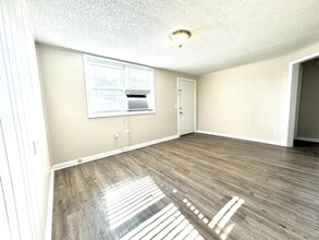 152 S John Sims Pkwy, Unit A in Valparaiso, FL - Building Photo - Building Photo