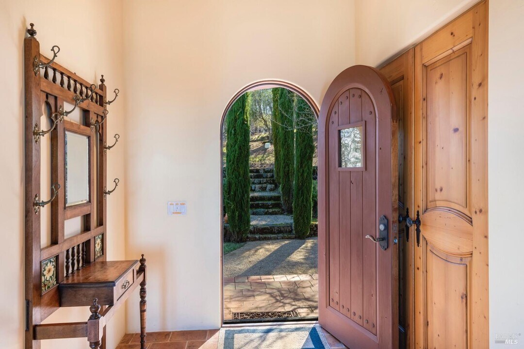 2110 Diamond Mountain Rd in Calistoga, CA - Foto de edificio