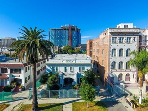 2823-2831 Leeward Ave in Los Angeles, CA - Building Photo - Primary Photo