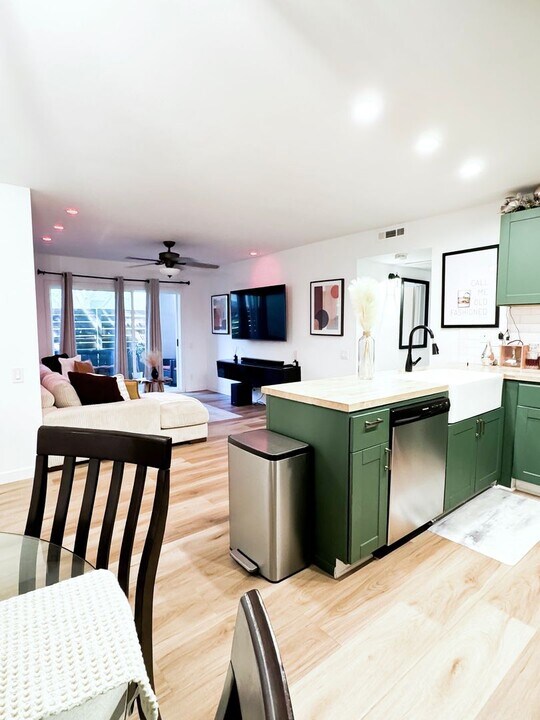 21961 Rimhurst Dr in Lake Forest, CA - Building Photo