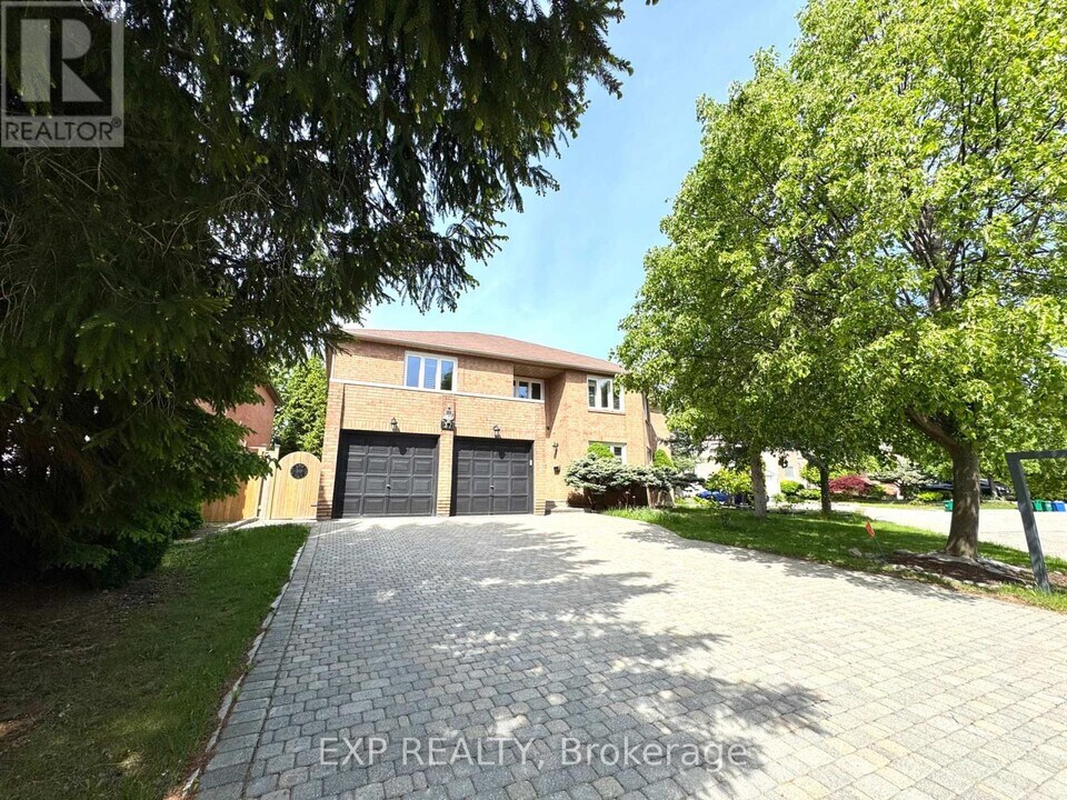 37 Laser Ct in Richmond Hill, ON - Building Photo