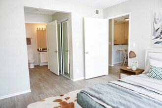 Laurel Terrace in Valley Village, CA - Foto de edificio - Building Photo