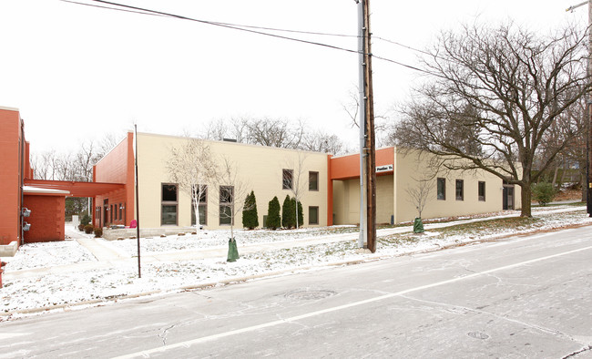 1012 Pontiac Trl in Ann Arbor, MI - Foto de edificio - Building Photo