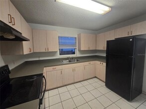 1052 Highland St in Sarasota, FL - Building Photo - Building Photo