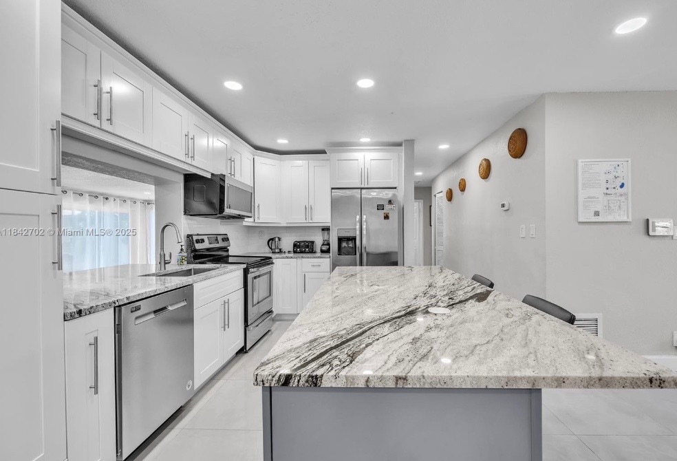 2631 NE 19th Ave in Lighthouse Point, FL - Building Photo
