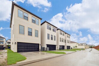 Eldridge Tower in Houston, TX - Building Photo - Building Photo