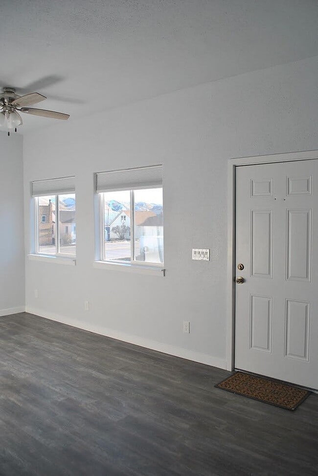 201 W Cedar St in Rawlins, WY - Foto de edificio - Building Photo