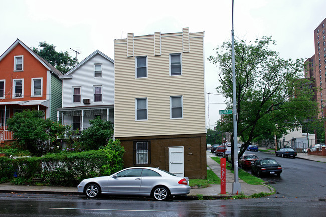 652 Burke Ave in Bronx, NY - Building Photo - Building Photo