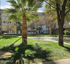 349 E Thomas Rd in Phoenix, AZ - Building Photo