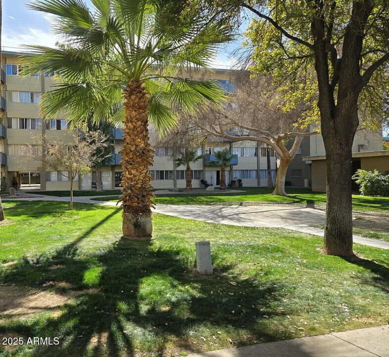 349 E Thomas Rd in Phoenix, AZ - Building Photo